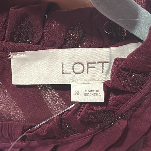 LOFT Maroon Geo Clip Pleated Yoke Blouse Size XL NWT - Picture 4 of 6